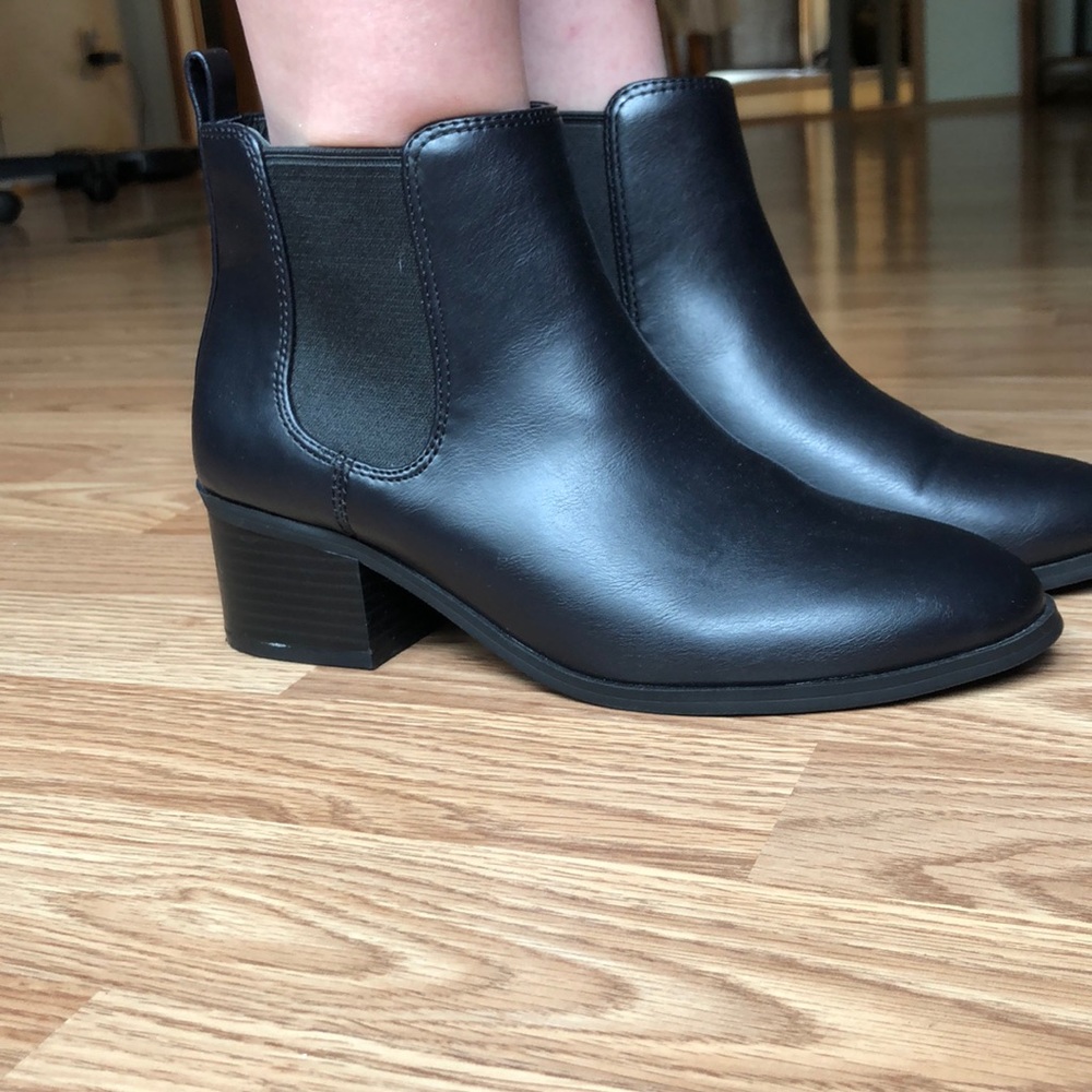 Black leather Chelsea boots